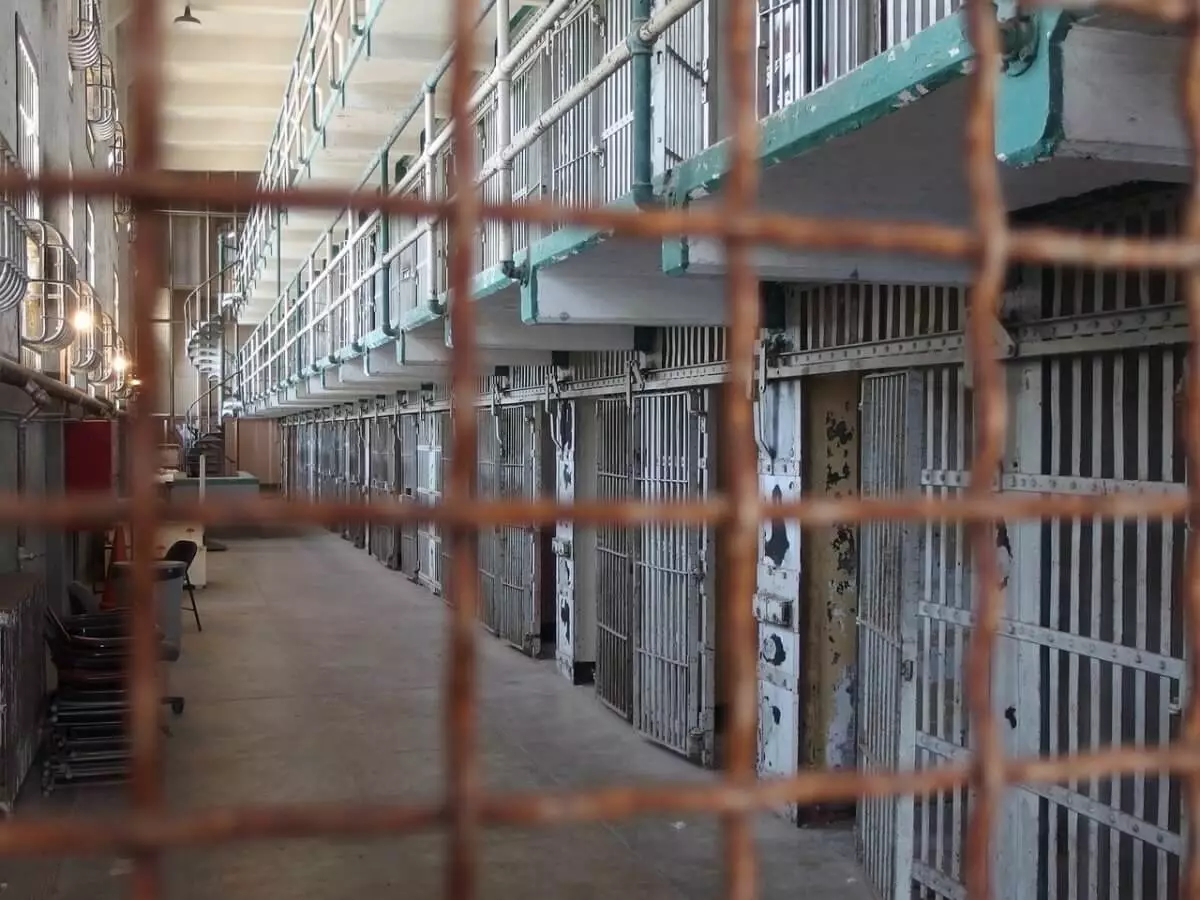 Заключенные играли в казино и торговали "запрещенкой" прямо из тюрьмы в Алматинской области