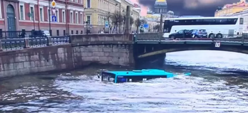 Автобус с пассажирами упал в воду в Питере: казахстанца наградили за помощь в спасении людей