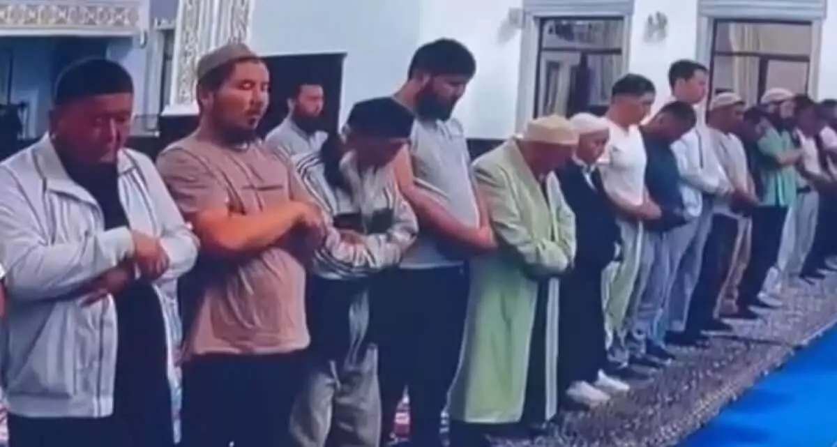 «Молились по другому мазхабу»: в ДУМК прокомментировали драку в мечети Шымкента (ВИДЕО)