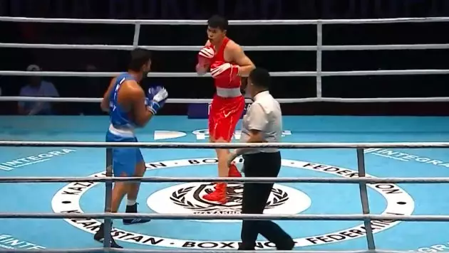 Выступающий за Китай казахский боксер выиграл бой с нокдауном