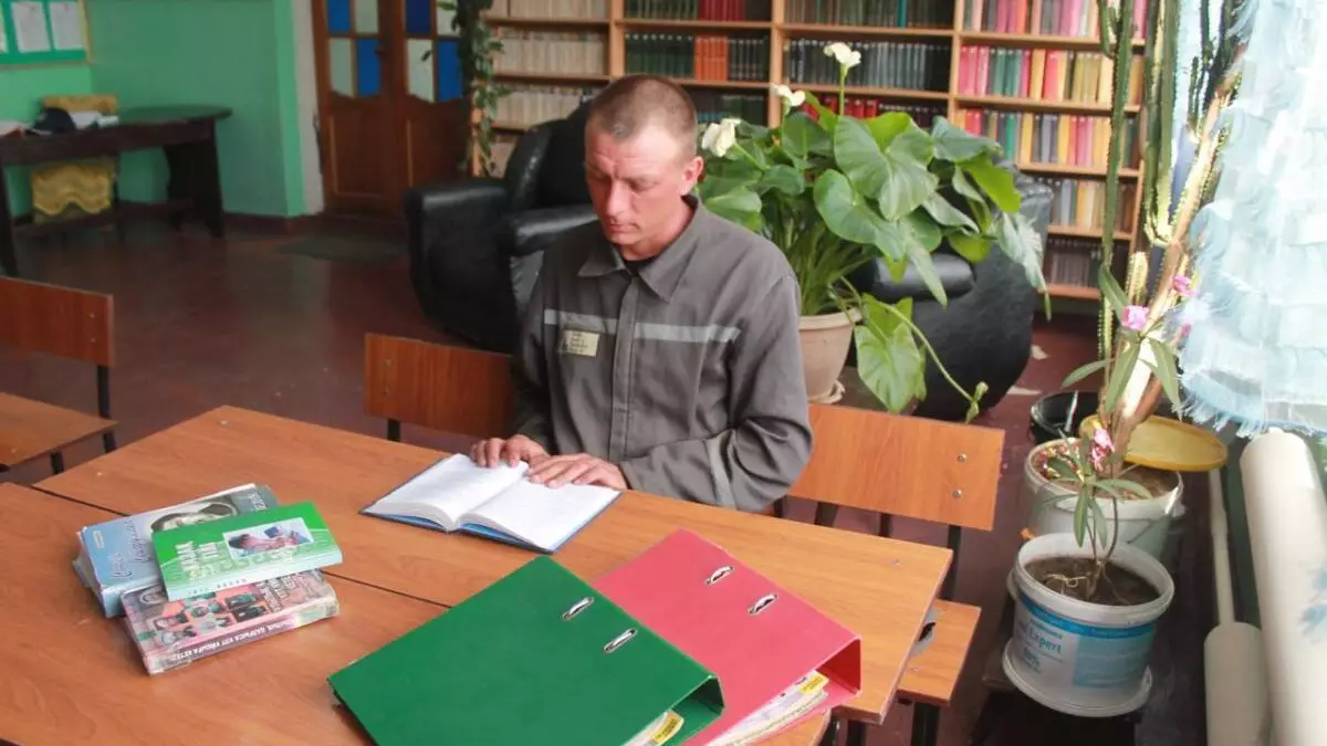 Заключённый противотуберкулёзной колонии выучил казахский язык по собственной методике