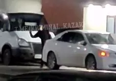 Возбудило снотворное: мужчина разгромил припаркованные автомобили в Уральске