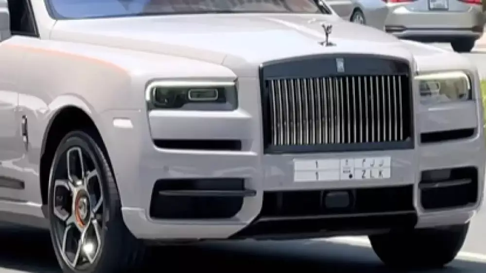 Знак дороже автомобиля: в Дубае замечен Rolls-Royce с уникальным госномером. ВИДЕО