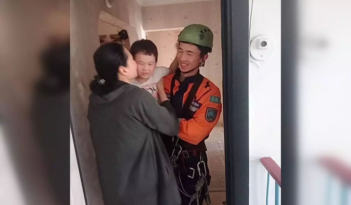 Пожарные забрались на пятый этаж, чтобы спасти малыша в Талдыкоргане (ВИДЕО)