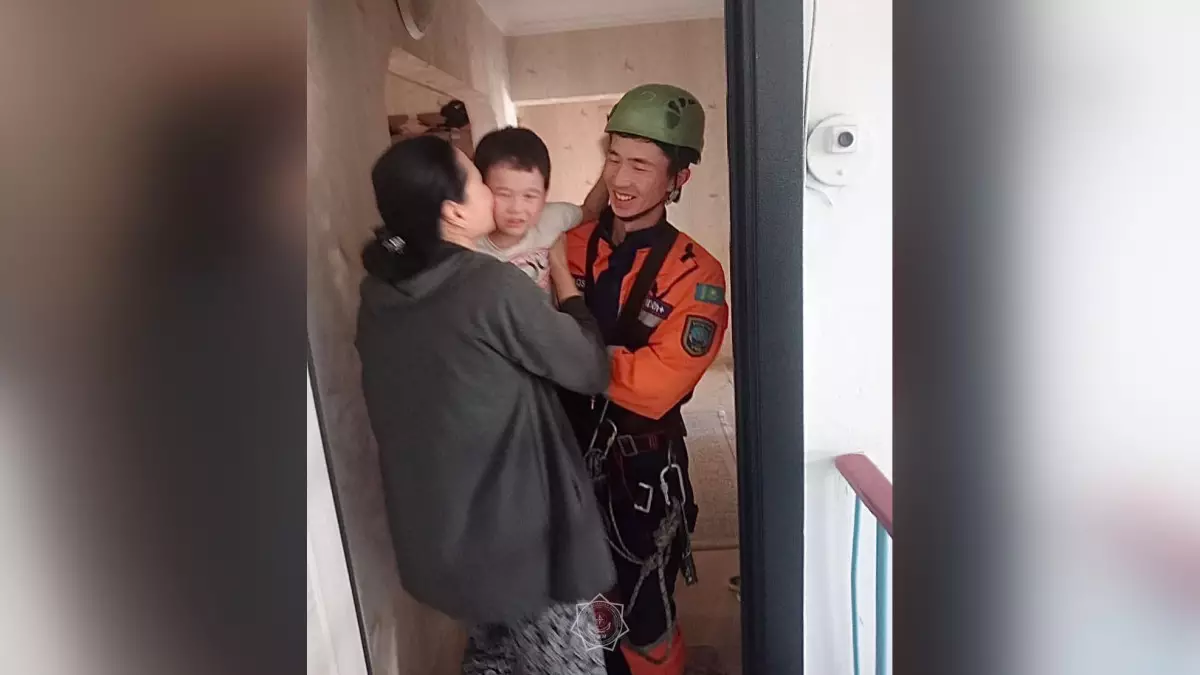 Сотрудники МЧС залезли на балкон 5-го этажа, чтобы спасти мальчика в Талдыкоргане