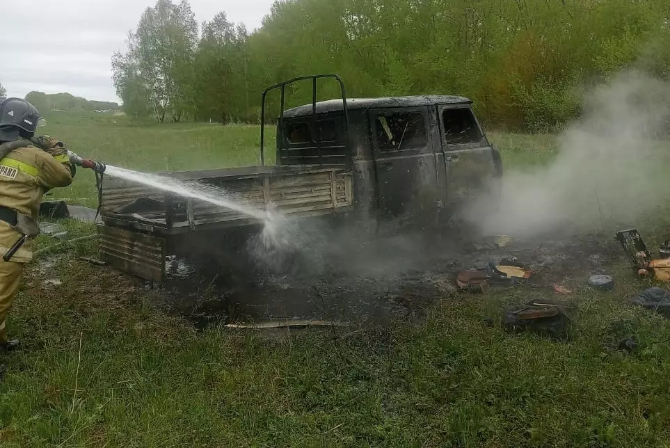 Авто загорелось на трассе в Акмолинской области