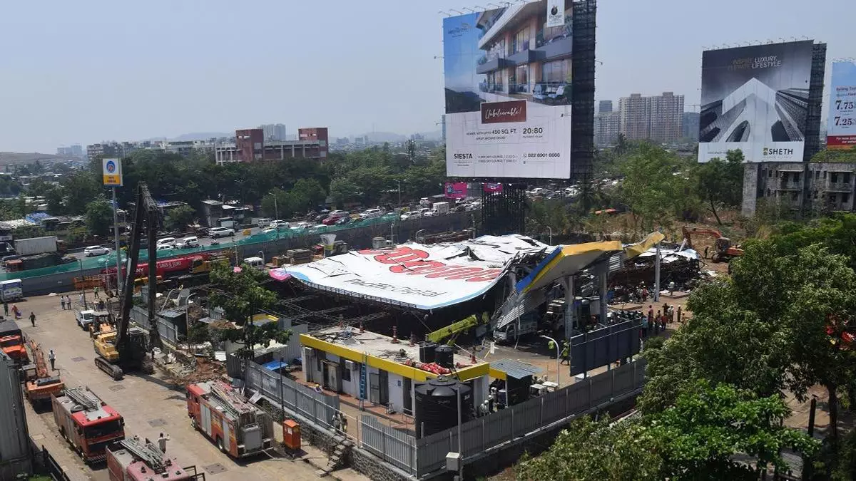 14 человек погибли при падении рекламного щита в Мумбаи (ВИДЕО)