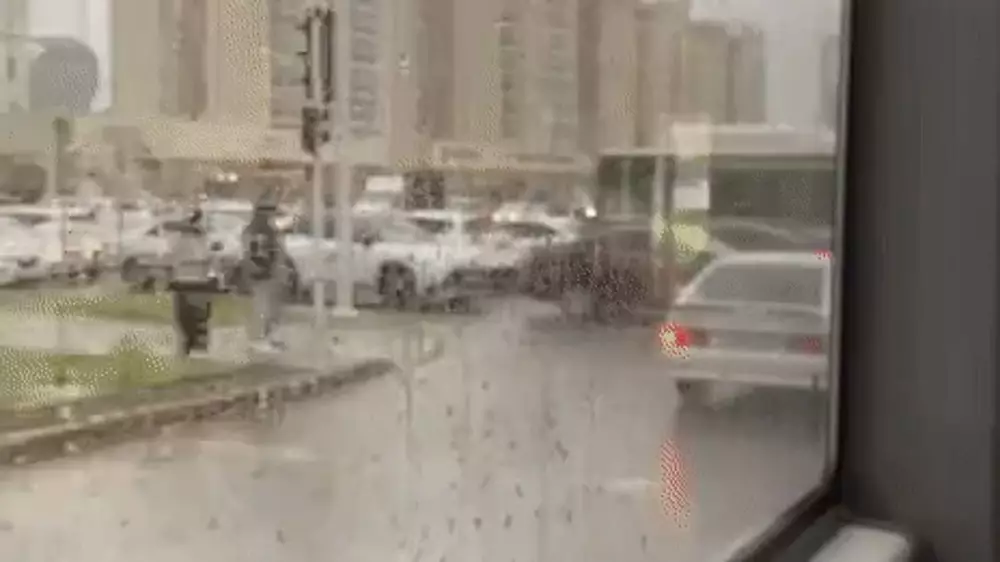 Сильный дождь парализовал движение в Астане