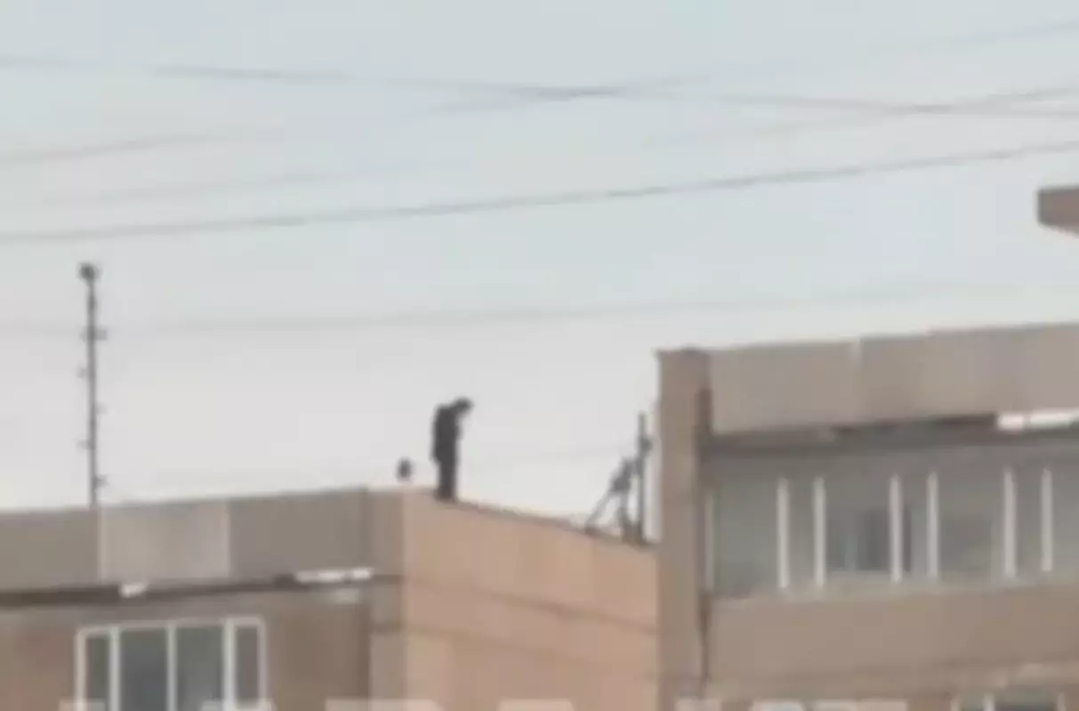 Человек на краю крыши: жители Актау поделились волнующими кадрами