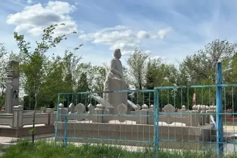Место на кладбище с памятником приготовил себе казахстанский предприниматель