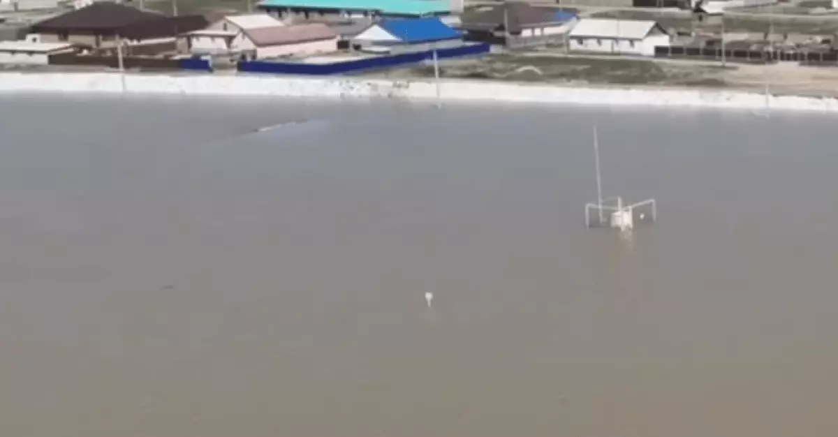Вода в реке Жайык достигла опасных отметок
