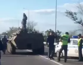 Патрульное авто и вездеход ДЧС не разъехались на мосту в Уральске