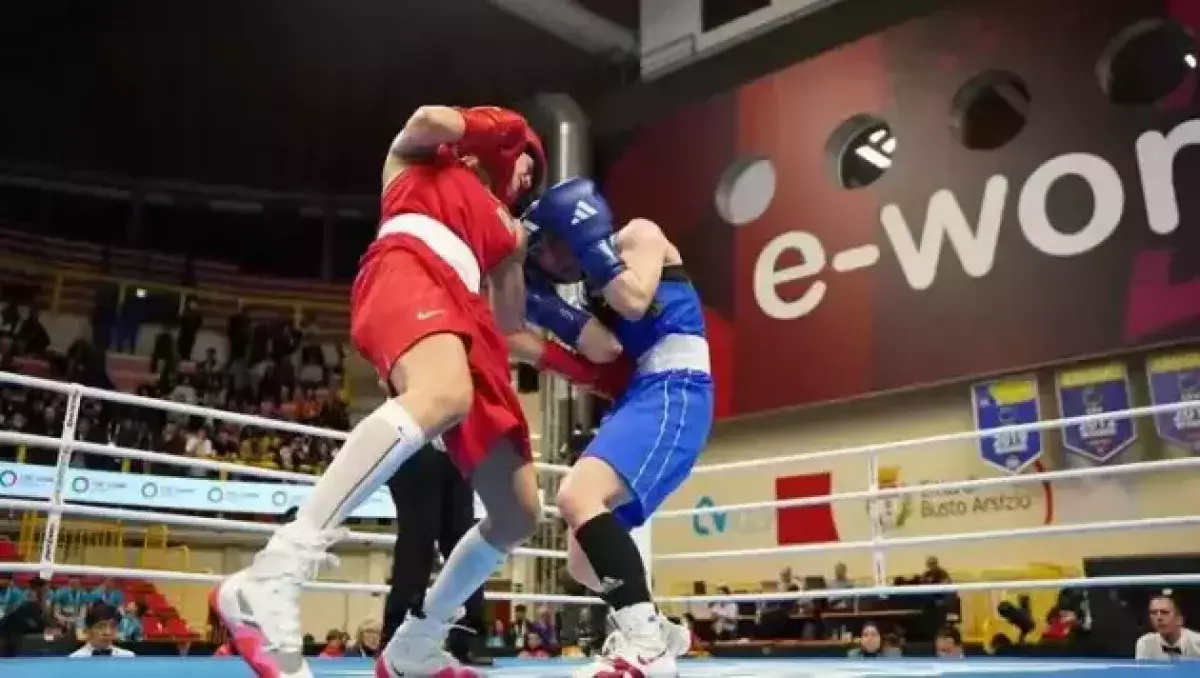 Бой между боксершами из Узбекистана и Казахстана закончился разгромом