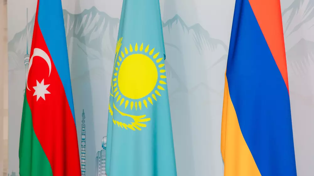 "Казахстан может стать традиционной площадкой" - политологи о переговорах Армении и Азербайджана в Алматы
