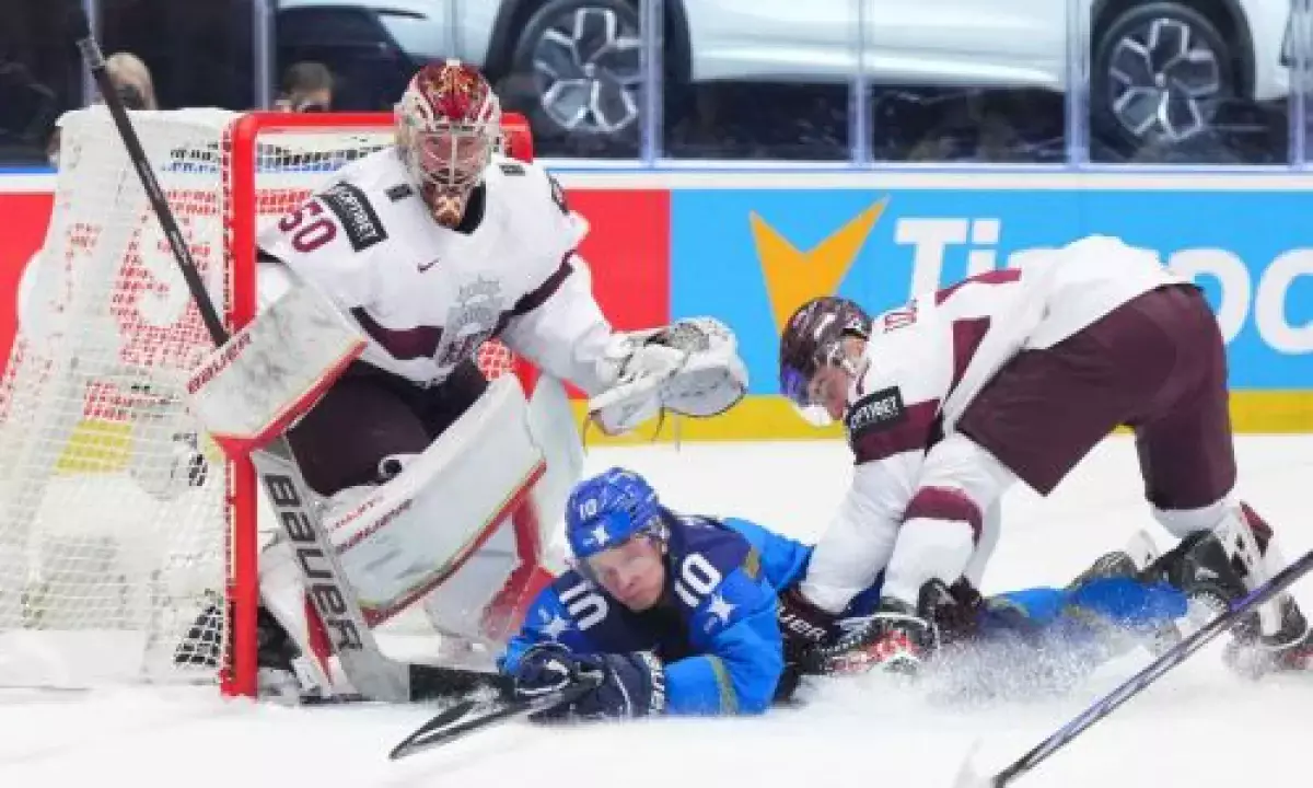 Казахстан не смог обыграть Латвию на ЧМ по хоккею