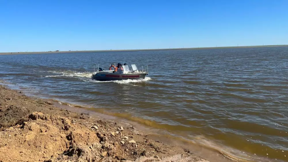 Паводки в Атырауской области: из-за размыва дороги запустили перевозки на лодках
