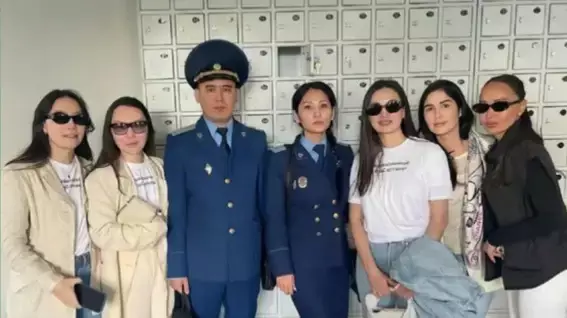 Казахстанцы не поняли фотографию прокуроров сразу после суда Бишимбаева