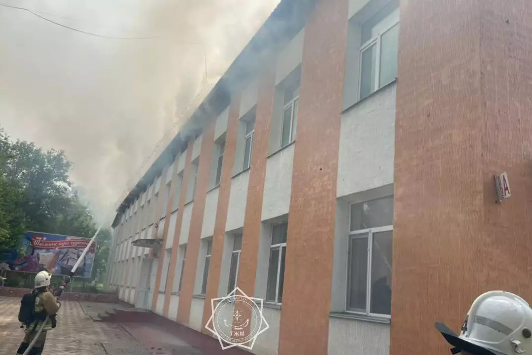 Крыша школы горит в Шымкенте