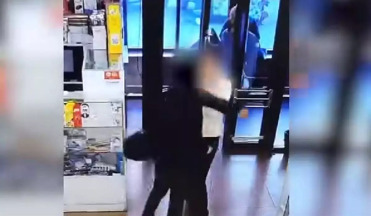 Грабитель, укравший энергетик, ударил девушку в минимаркете в Астане (ВИДЕО)