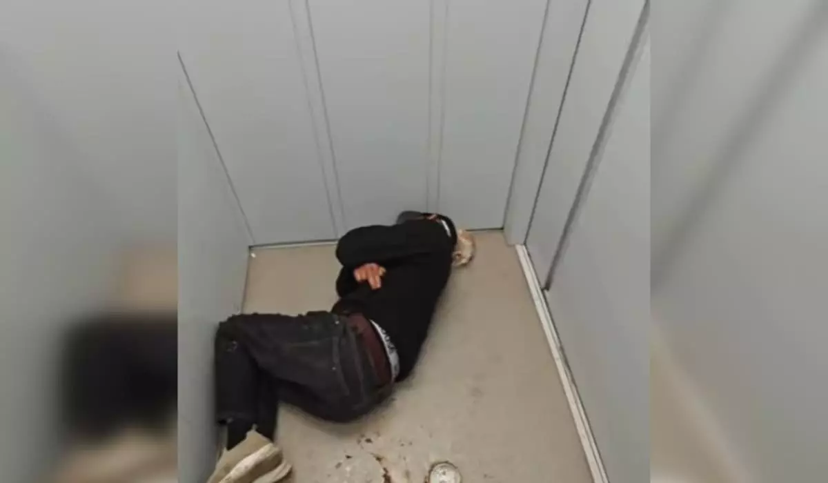 Измазанный с хлебом под головой: мужчина развалился в лифте ЖК в Астане (ВИДЕО)