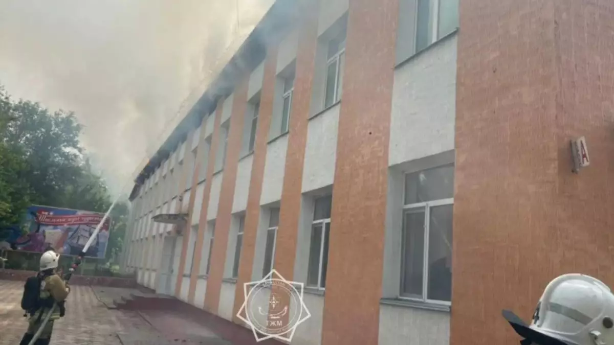 Во время уроков загорелась крыша школы в Шымкенте