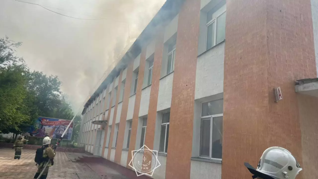 Кровля загорелась в школе Шымкента