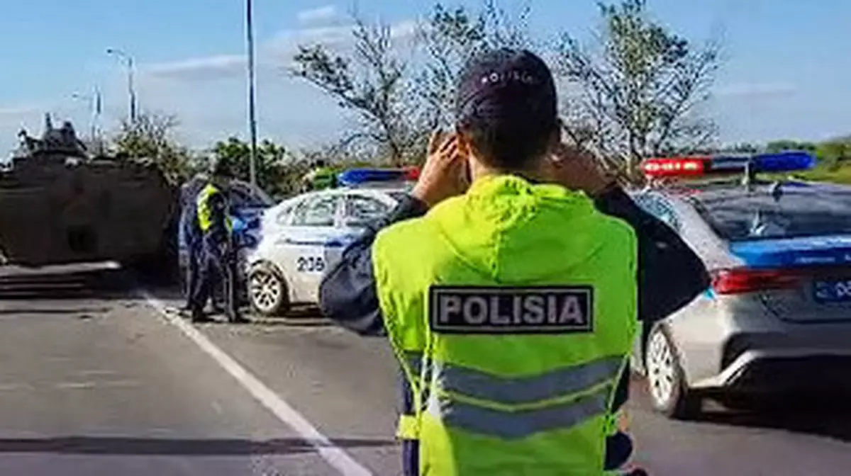 БТР  и полиция столкнулись на мосту в Уральске