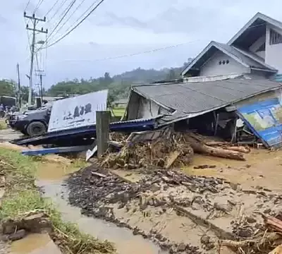 Число погибших при наводнениях в Индонезии достигло 67 человек