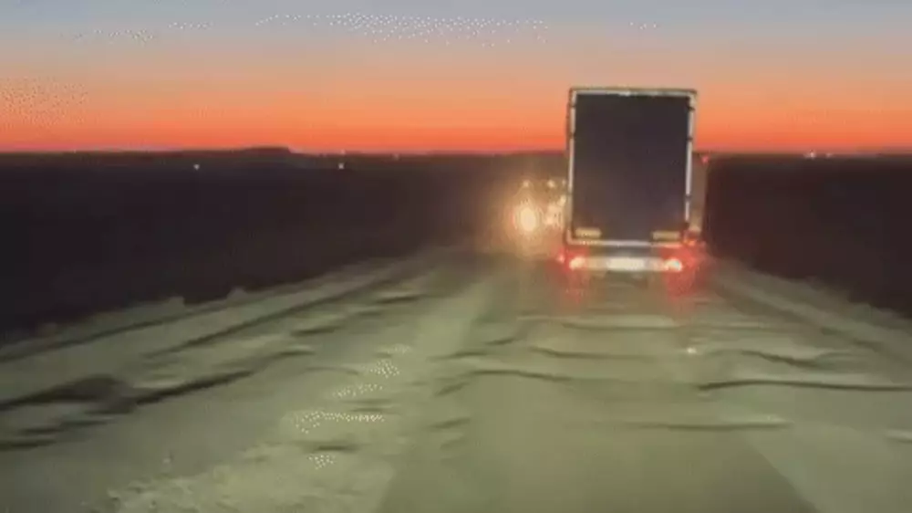 Казахстанец не сдержал эмоций, обращаясь к чиновникам из-за состояния дорог: видео
