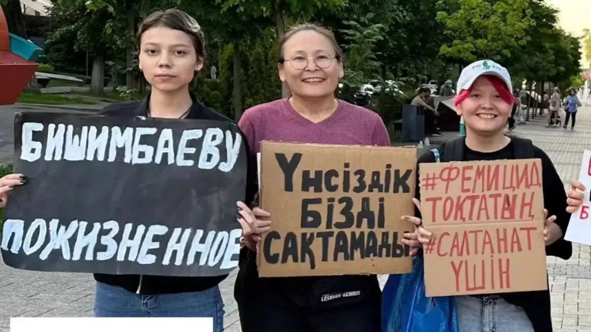 В Алматы феминистка получила штраф в 184 тысячи тенге за митинг против Бишимбаева