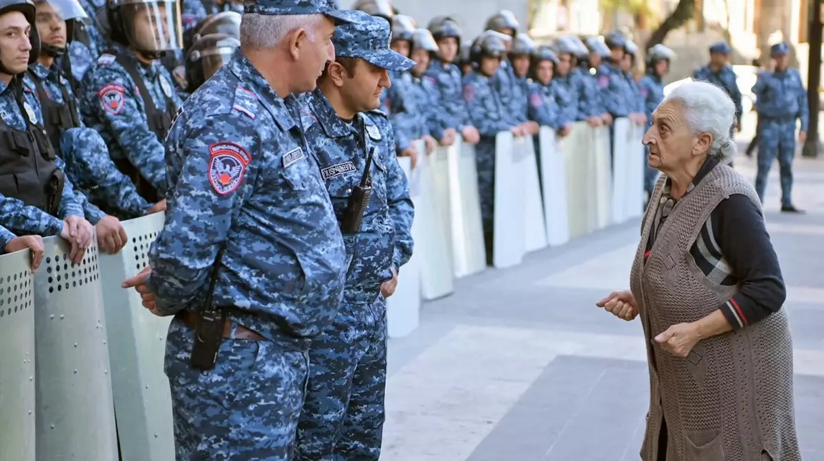 В Ереване полиция стягивает силы к центру города