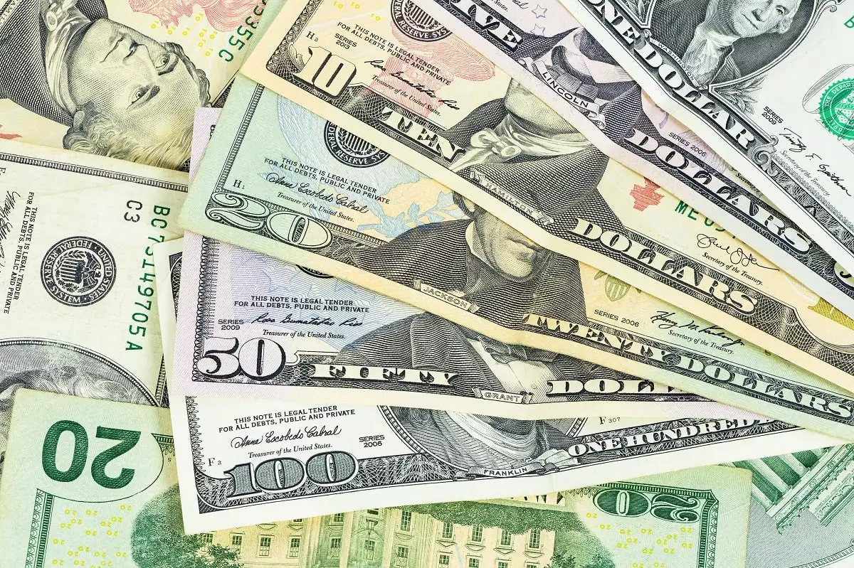 На старте: что происходит с долларом в Казахстане