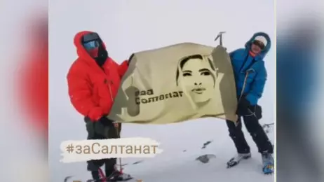 Плакат с надписью «#заСалтанат» развернула казахстанская альпинистка на горе Эльбрус