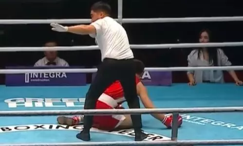 Тяжелым нокаутом закончился бой Казахстан — Узбекистан на турнире по боксу