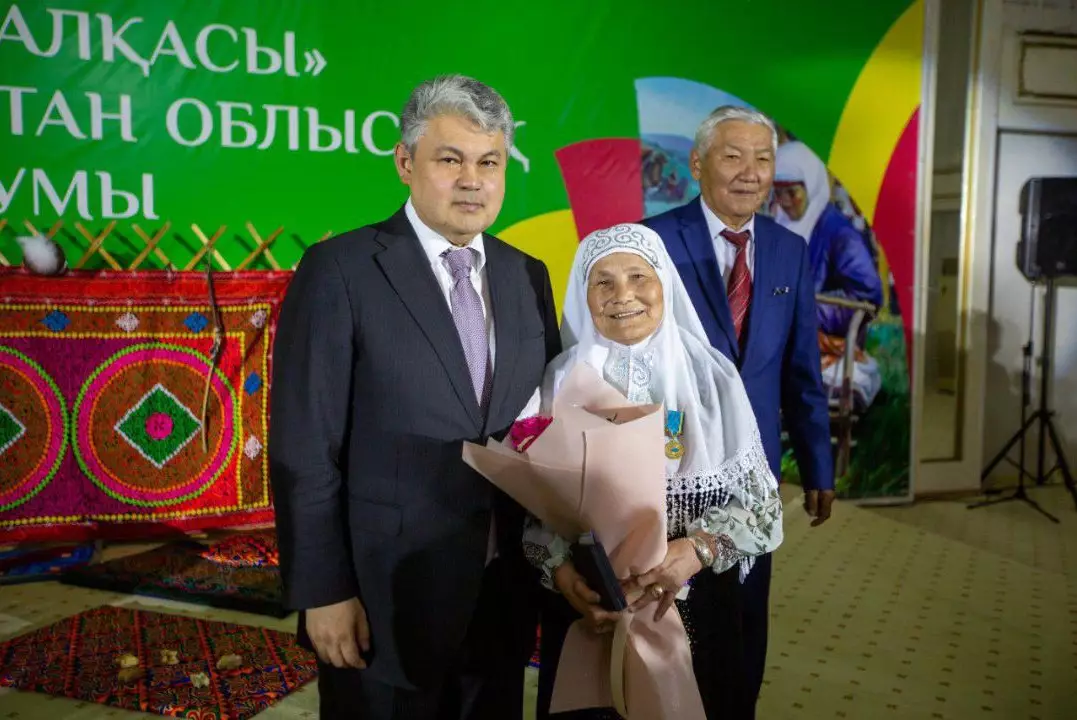 Первый в стране памятник бабушке установят в Усть-Каменогорске