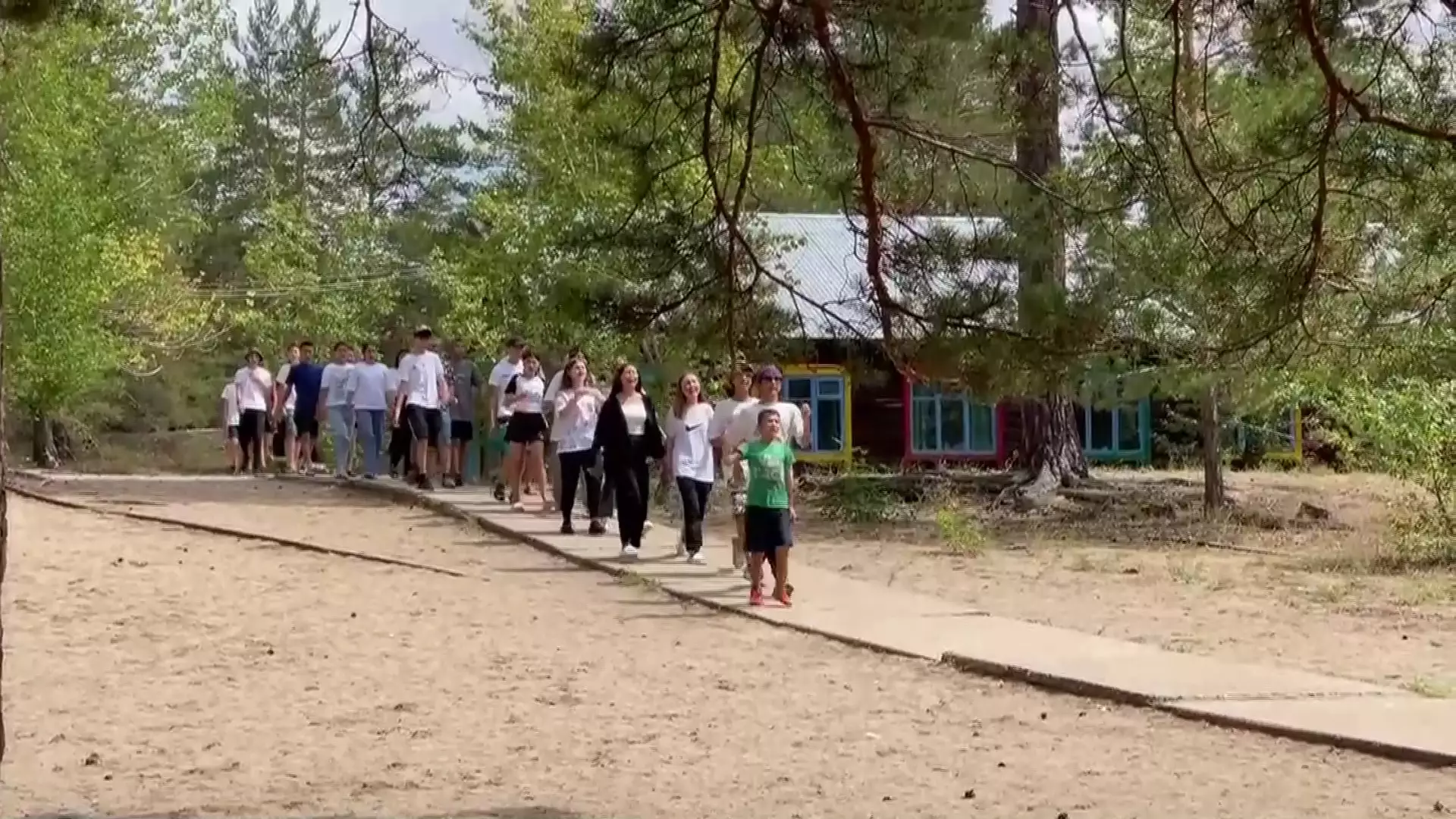 Проблему нехватки детских лагерей в Казахстане поднял депутат