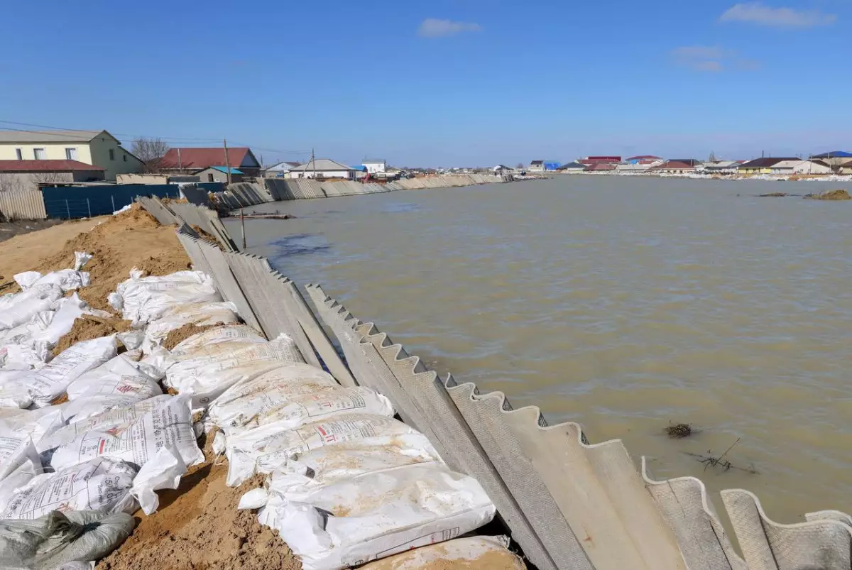 Уровень воды в реке Урал превысил критическую отметку и продолжает расти
