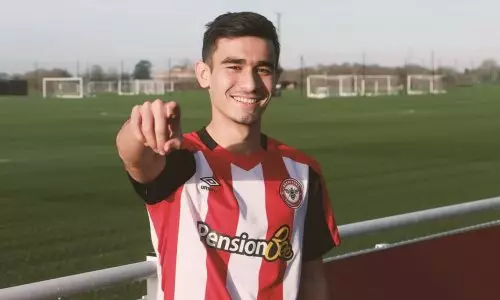 19-летний футболист из Узбекистана забил свой первый гол в Англии. Видео