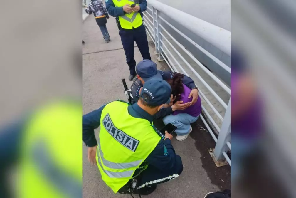"Не хочу жить": девушка пыталась спрыгнуть с моста в Астане