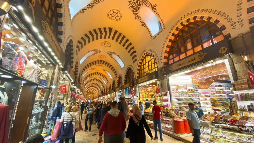 На знаменитом Египетском рынке в Стамбуле возник пожар