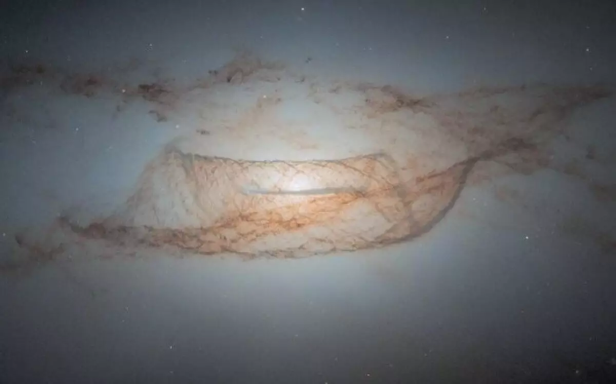 Телескоп Hubble показал "закрученную" галактику в созвездии Девы