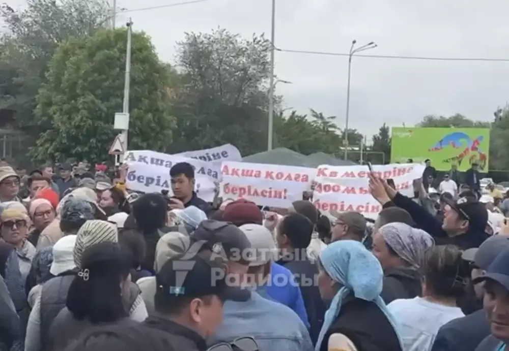 Жители Кульсары вышли на митинг, требуя компенсаций за затопленные дома