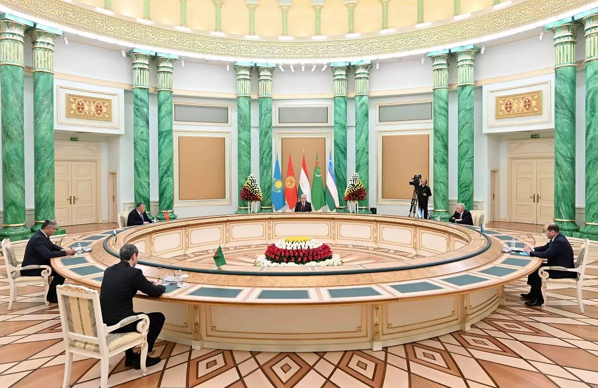 Глава государства встретился с секретарями советов безопасности стран Центральной Азии