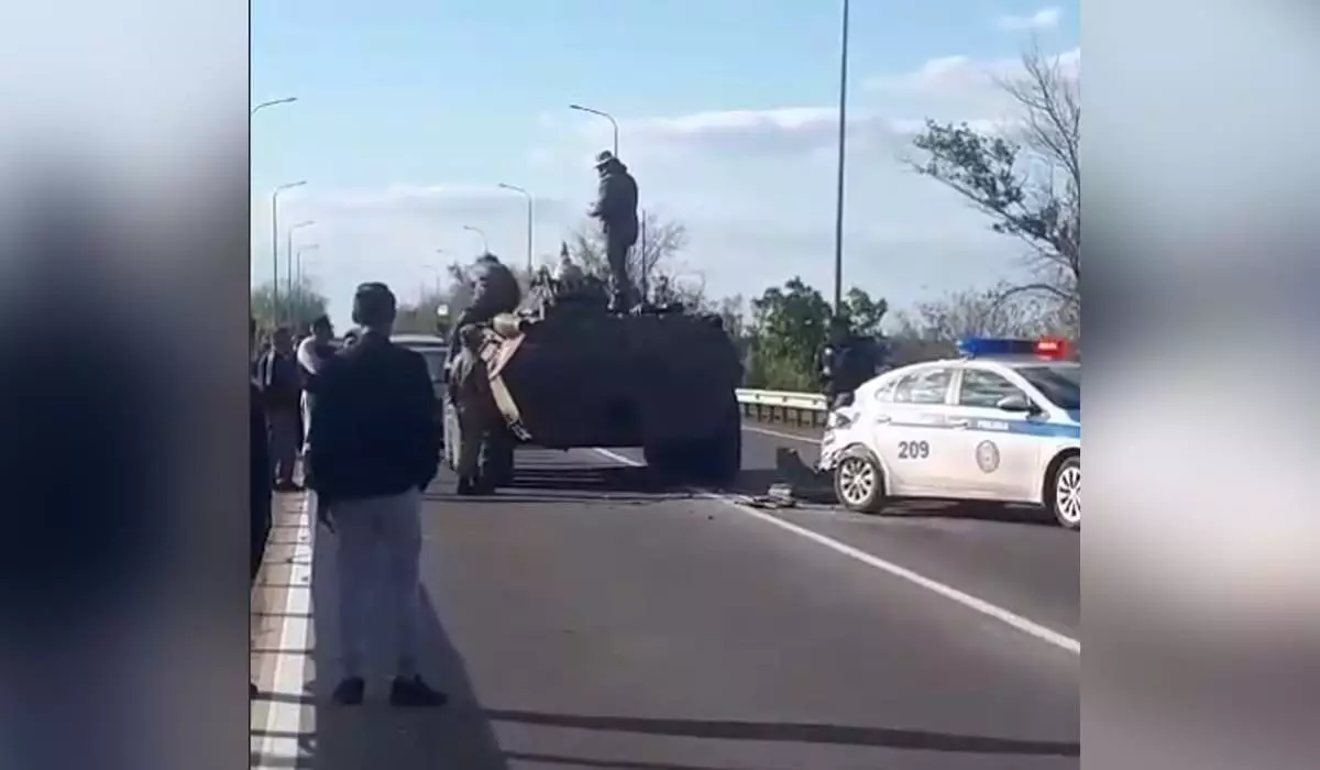 Патрульная машина столкнулась с БТР на мосту в Уральске (ВИДЕО)