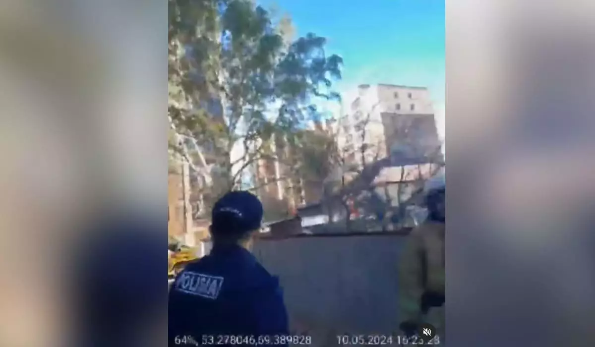 Мужчина пытался спрыгнуть с крыши здания в Кокштау (ВИДЕО)