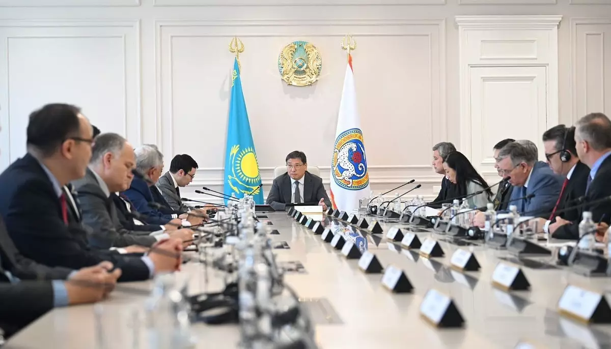 Аким Алматы встретился с Генеральными и Почетными консулами в РК