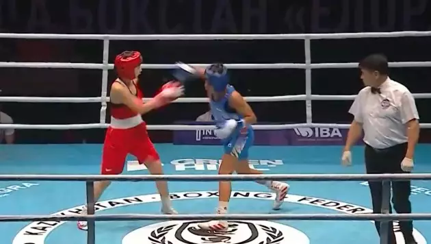 Разгромом закончился бой казахстанки против двукратной чемпионки мира по боксу
