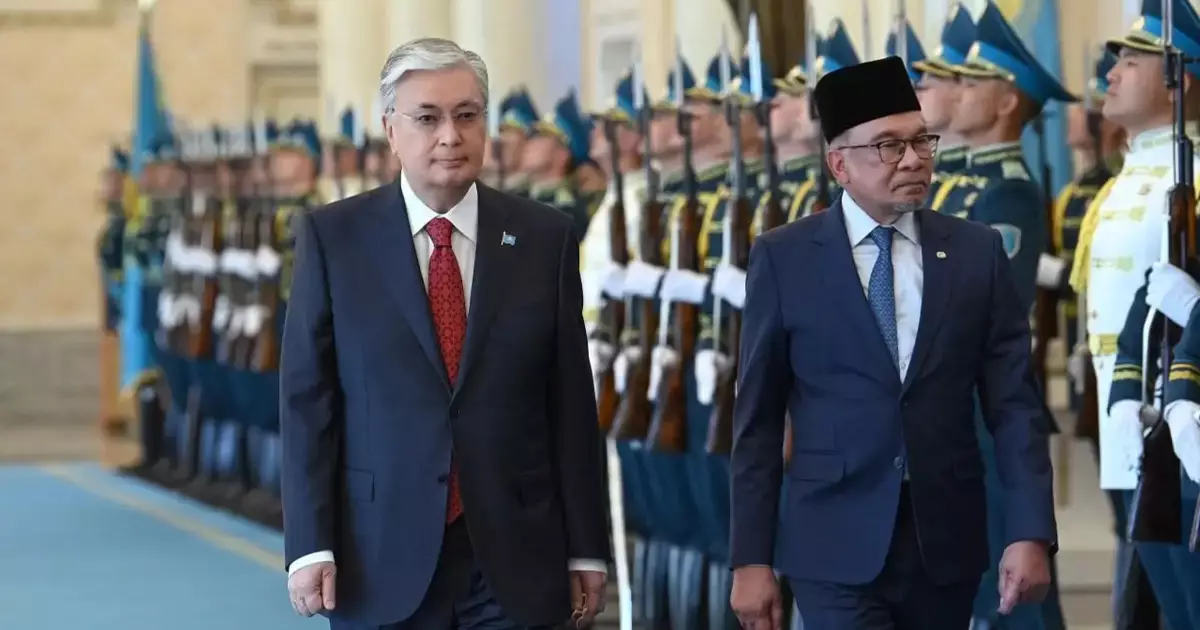   Президент Қазақстанға ресми сапармен келген Малайзия премьер-министрі Ануар Ибрагимді қарсы алды   