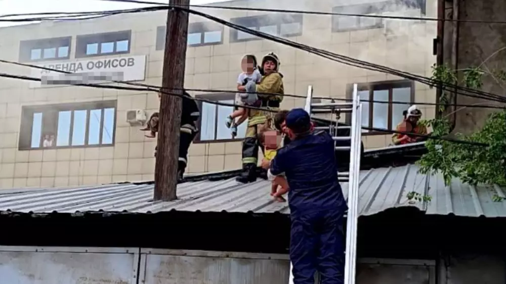 Дом с детьми загорелся в Алматы