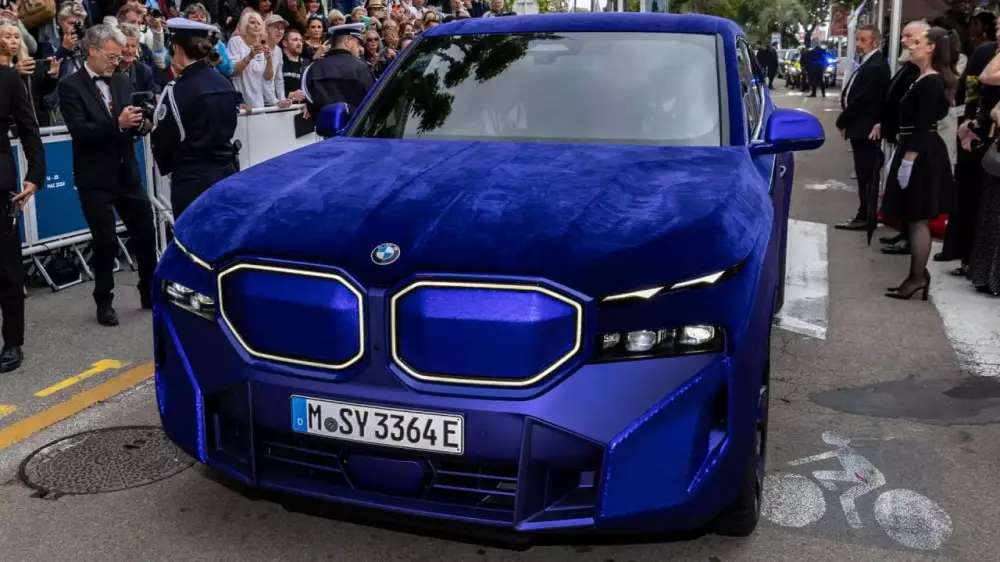 BMW покрыла кузов уникального XM синим бархатом